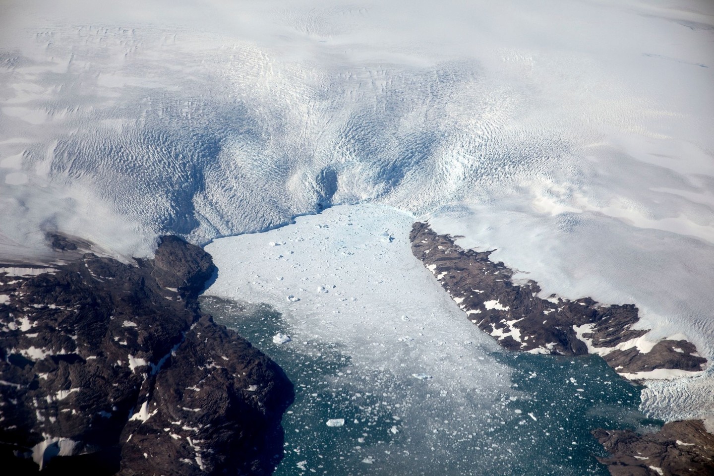 Eisberge brechen von einem Gletscher in einen Fjord in Grönland.