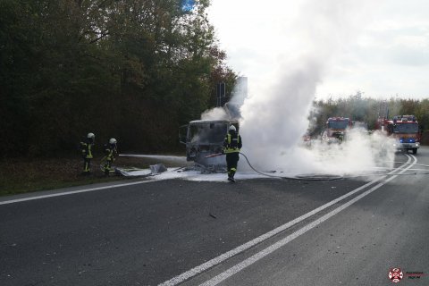 Brennender Lkw auf der Autobahnabfahrt