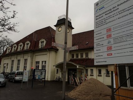 Die Bauarbeiten an der Bahnhofsbaustelle in Neubeckum schreiten voran.