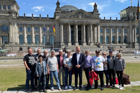 Henning Rehbaum begrüßt den Heimatverein Vellern in Berlin