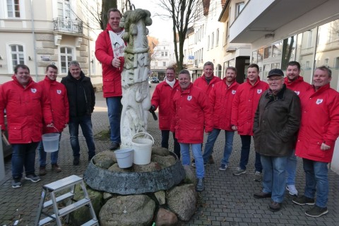 Prinzengarde Rot-Weiß bringt Karnevals-Denkmal auf Hochglanz