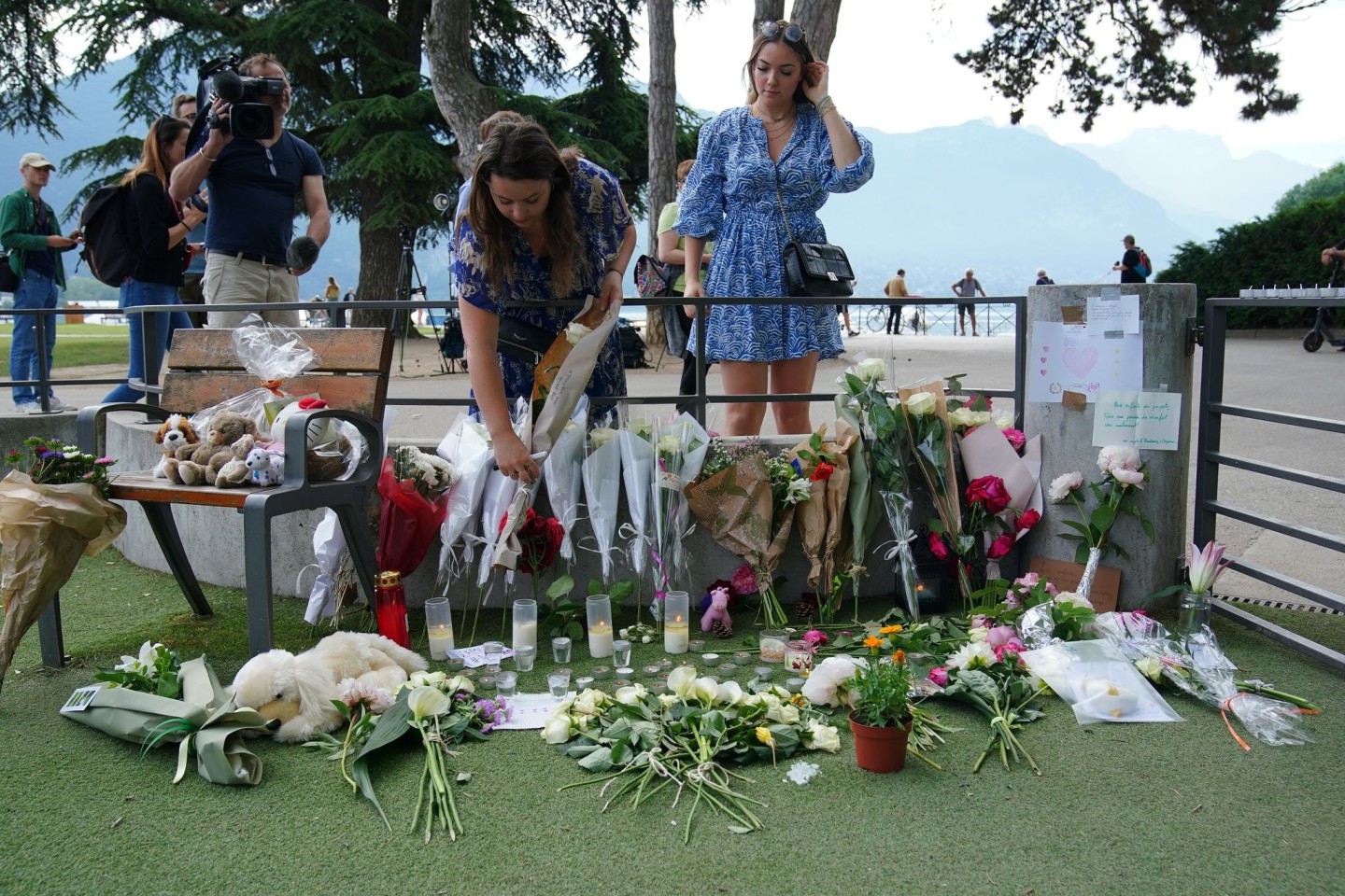 Ganz Frankreich ist geschockt - in Annecy selbst äußern Menschen ihr Mitgefühl durch Blumen am Tatort.