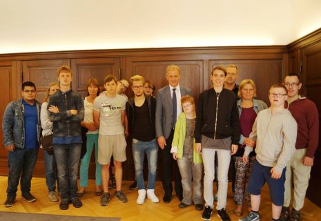 Schülerinnen und Schüler der Vinzenz-von-Paul-Schule besuchen Bürgermeister