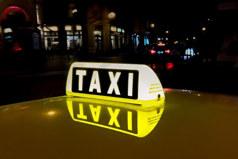 Taxistand zieht wegen Glasfaser-Bohrungen kurzzeitig um